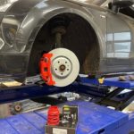 Einbau neuer Bremsscheiben und Bremsbeläge mit ST Spurverbreiterung